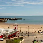 Lighthouse View - Amazing Sea And Beach View - Free Sky Tv Including Sports And Movies - Fast Wifi - Free Private Parking