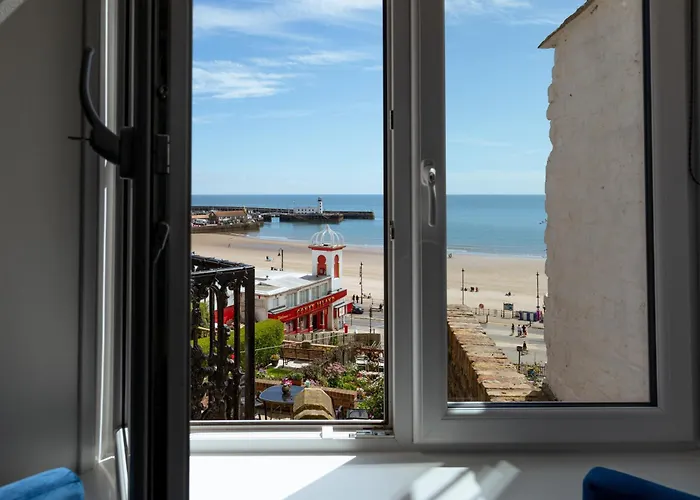 Lighthouse View - Amazing Sea And Beach View - Free Sky Tv Including Sports And Movies - Fast Wifi - Free Private Parking