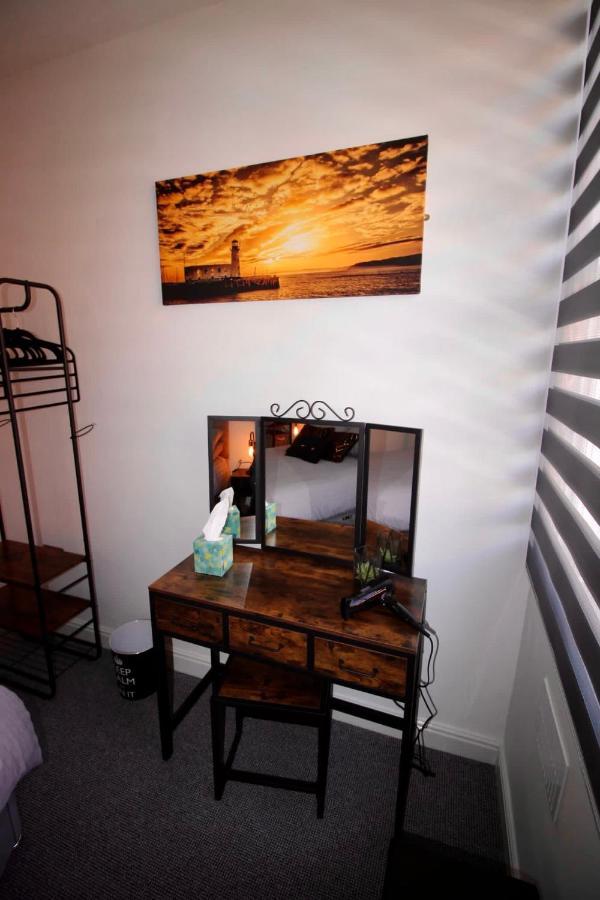 Lighthouse View: Seaside Retreat With Sky Tv And Free Parking Apartment