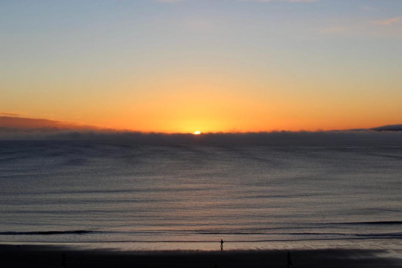Lighthouse View: Seaside Retreat With Sky Tv And Free Parking *