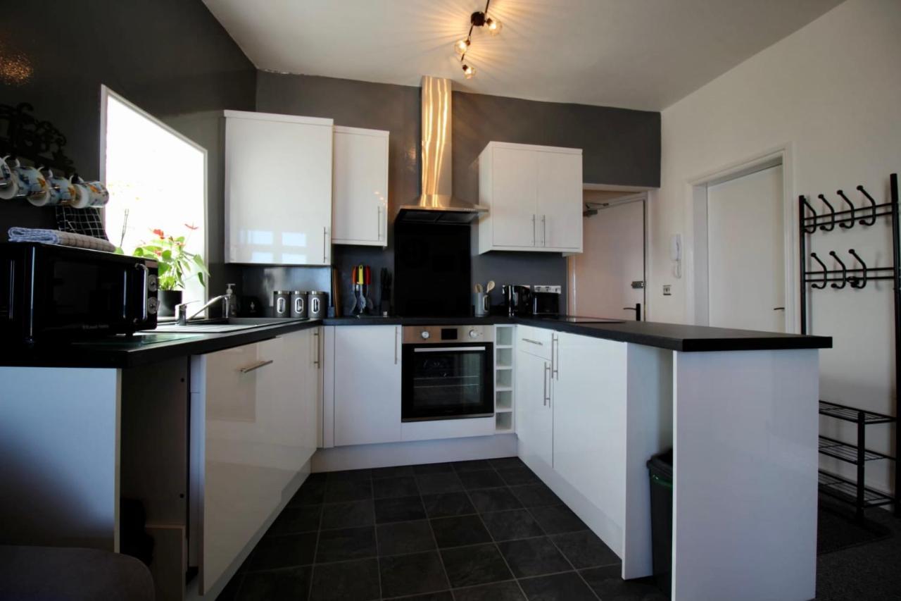 Lighthouse View: Seaside Retreat With Sky Tv And Free Parking Apartment *