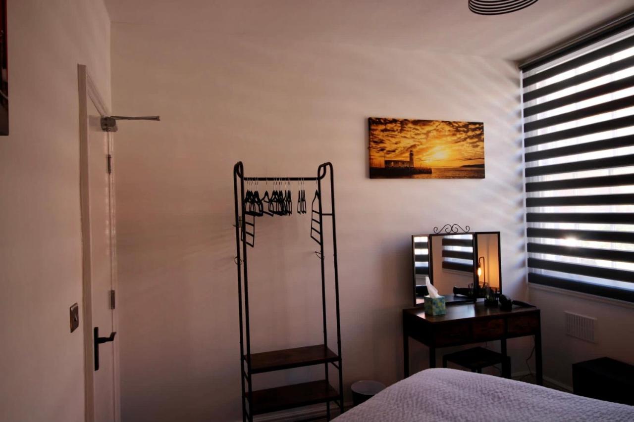 Apartment Lighthouse View: Seaside Retreat With Sky Tv And Free Parking