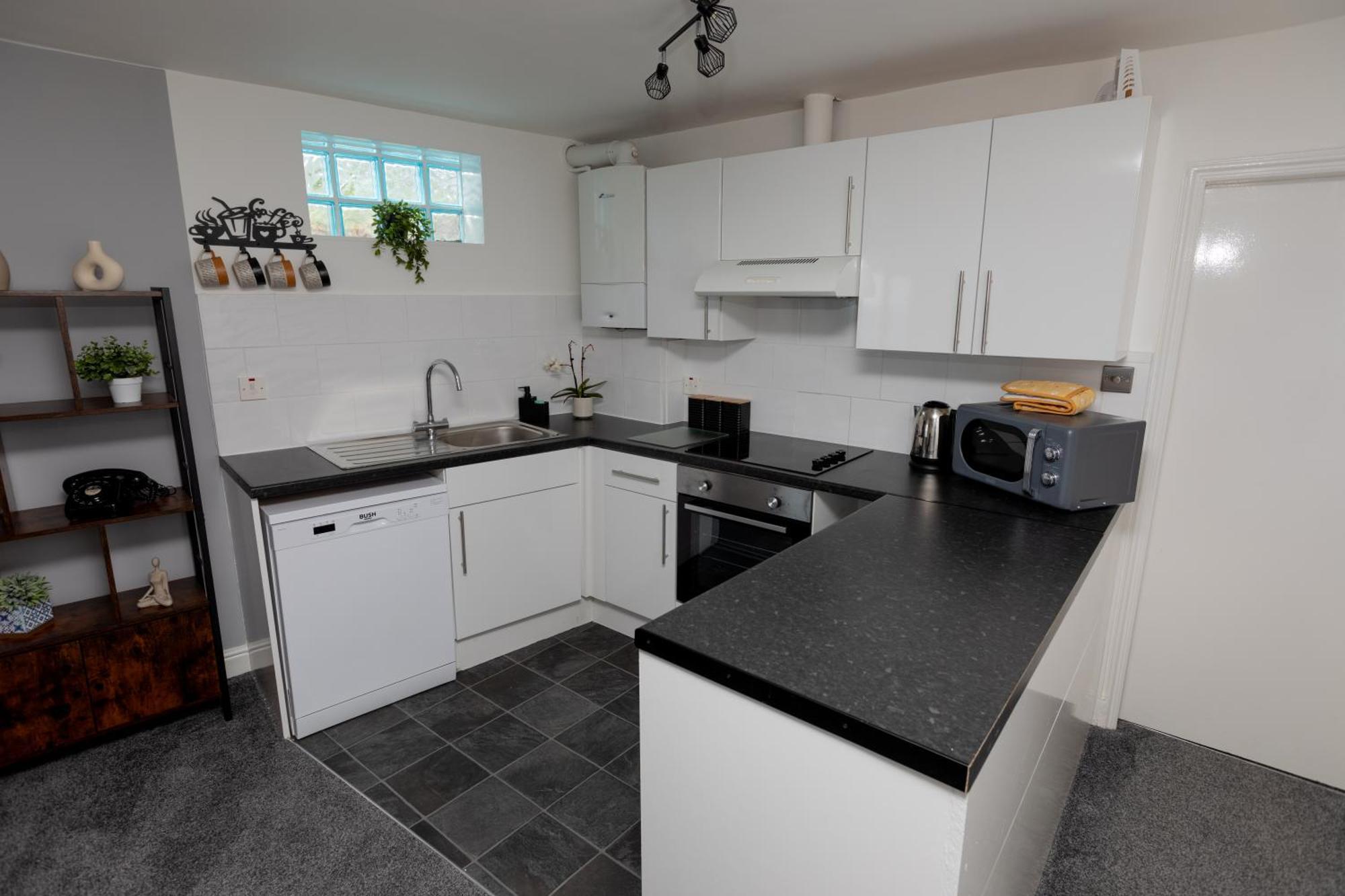 Lighthouse View: Seaside Retreat With Sky Tv And Free Parking *