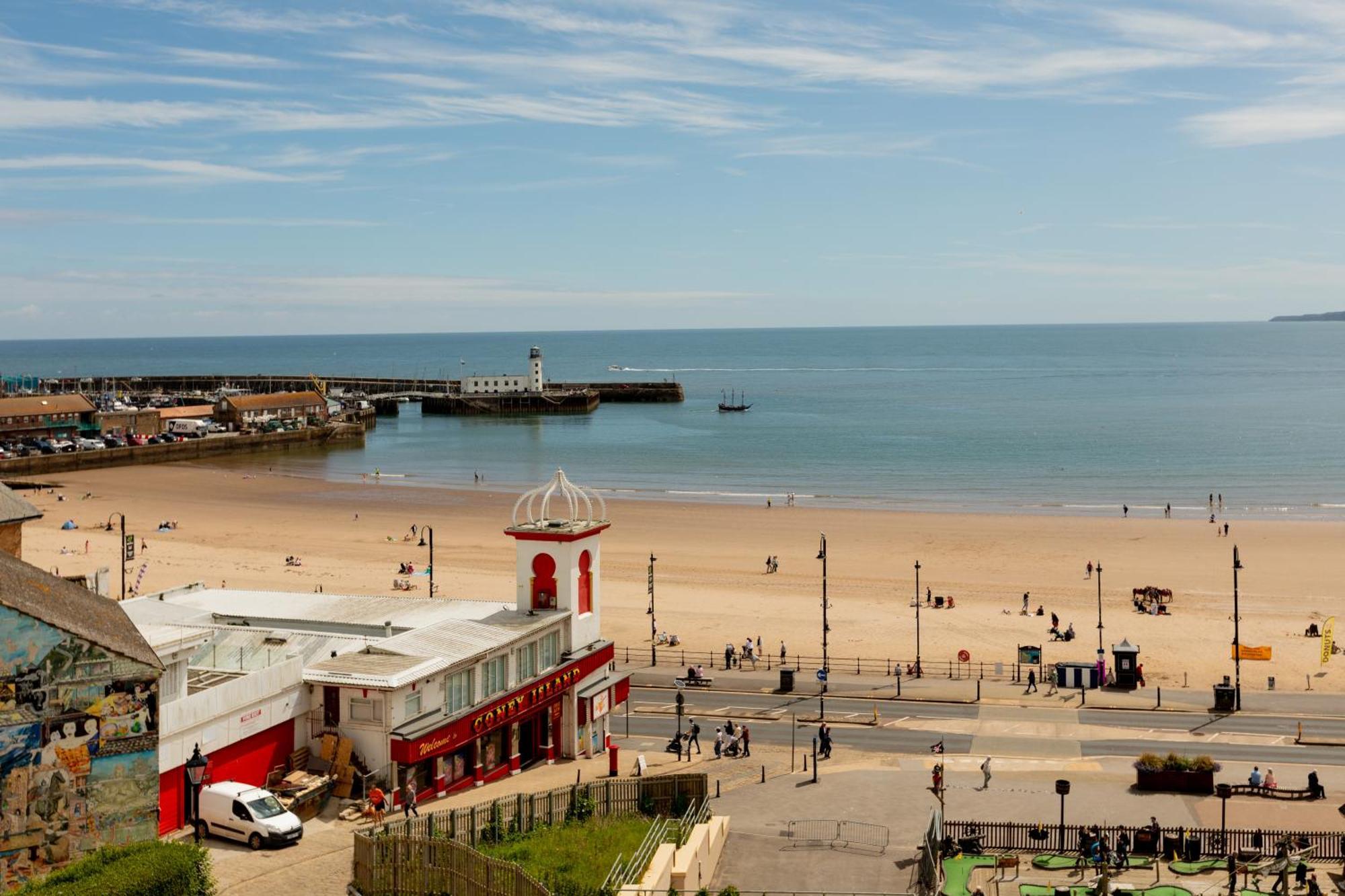Lighthouse View: Seaside Retreat With Sky Tv And Free Parking *