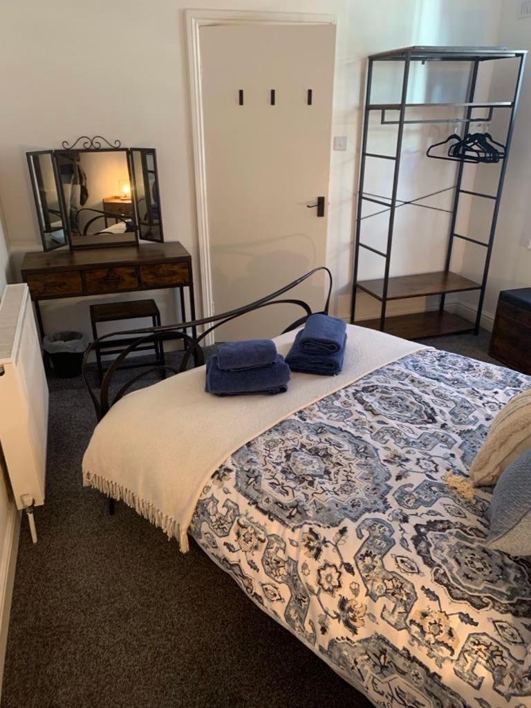 Lighthouse View: Seaside Retreat With Sky Tv And Free Parking Apartment *