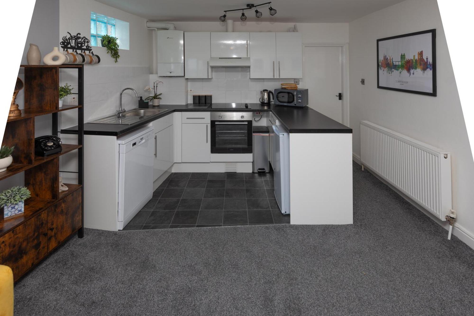 Lighthouse View: Seaside Retreat With Sky Tv And Free Parking