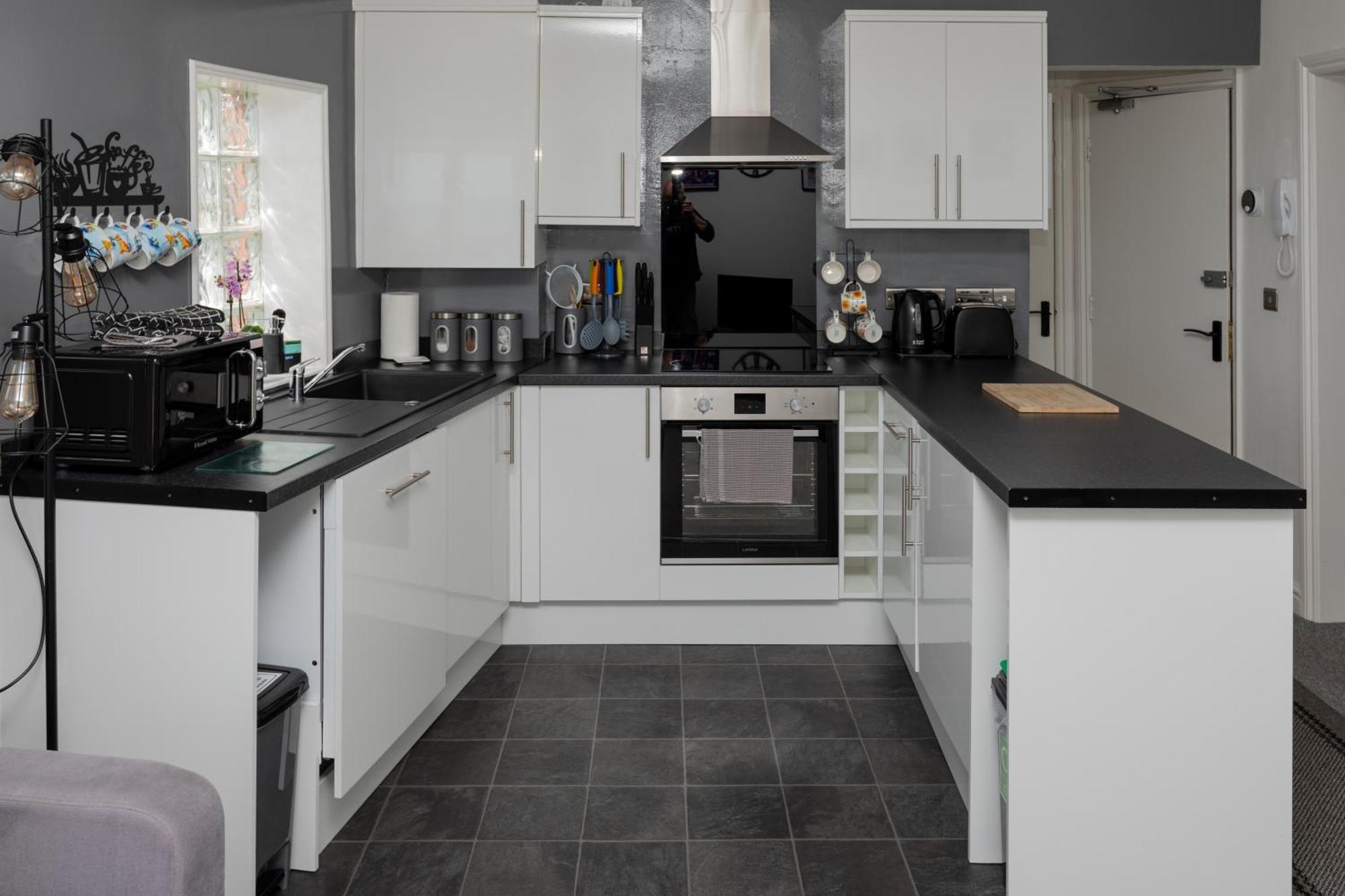 Lighthouse View: Seaside Retreat With Sky Tv And Free Parking Apartment