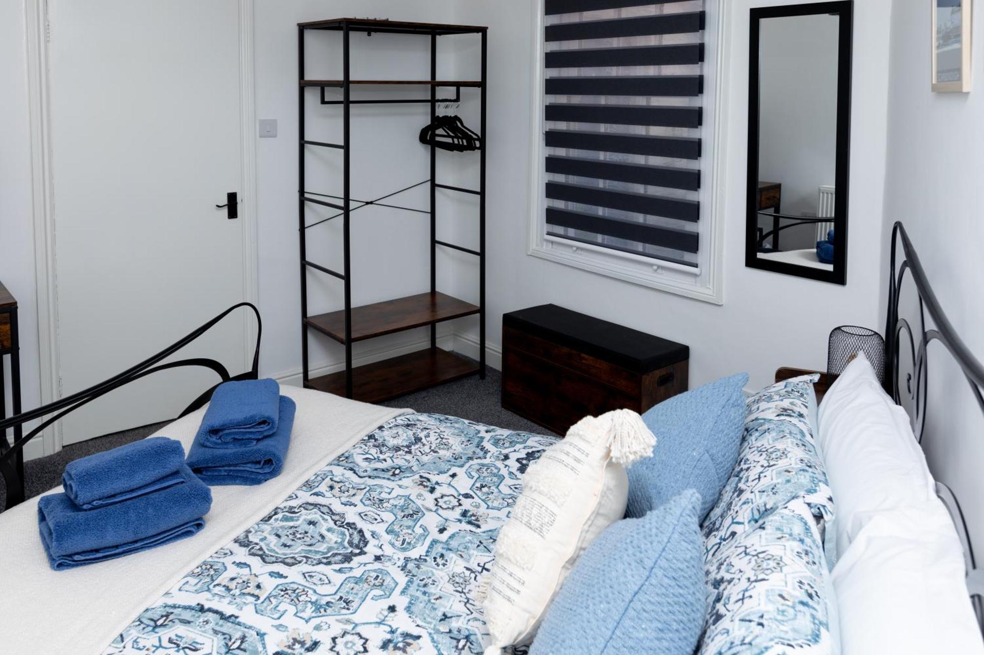Apartment Lighthouse View: Seaside Retreat With Sky Tv And Free Parking *