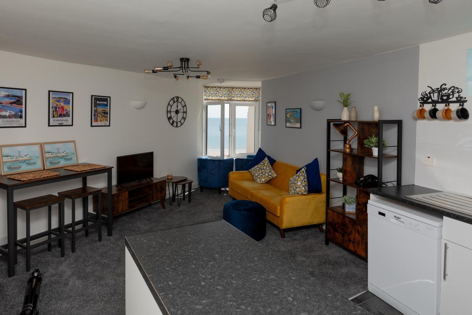 Lighthouse View: Seaside Retreat With Sky Tv And Free Parking Apartment Scarborough