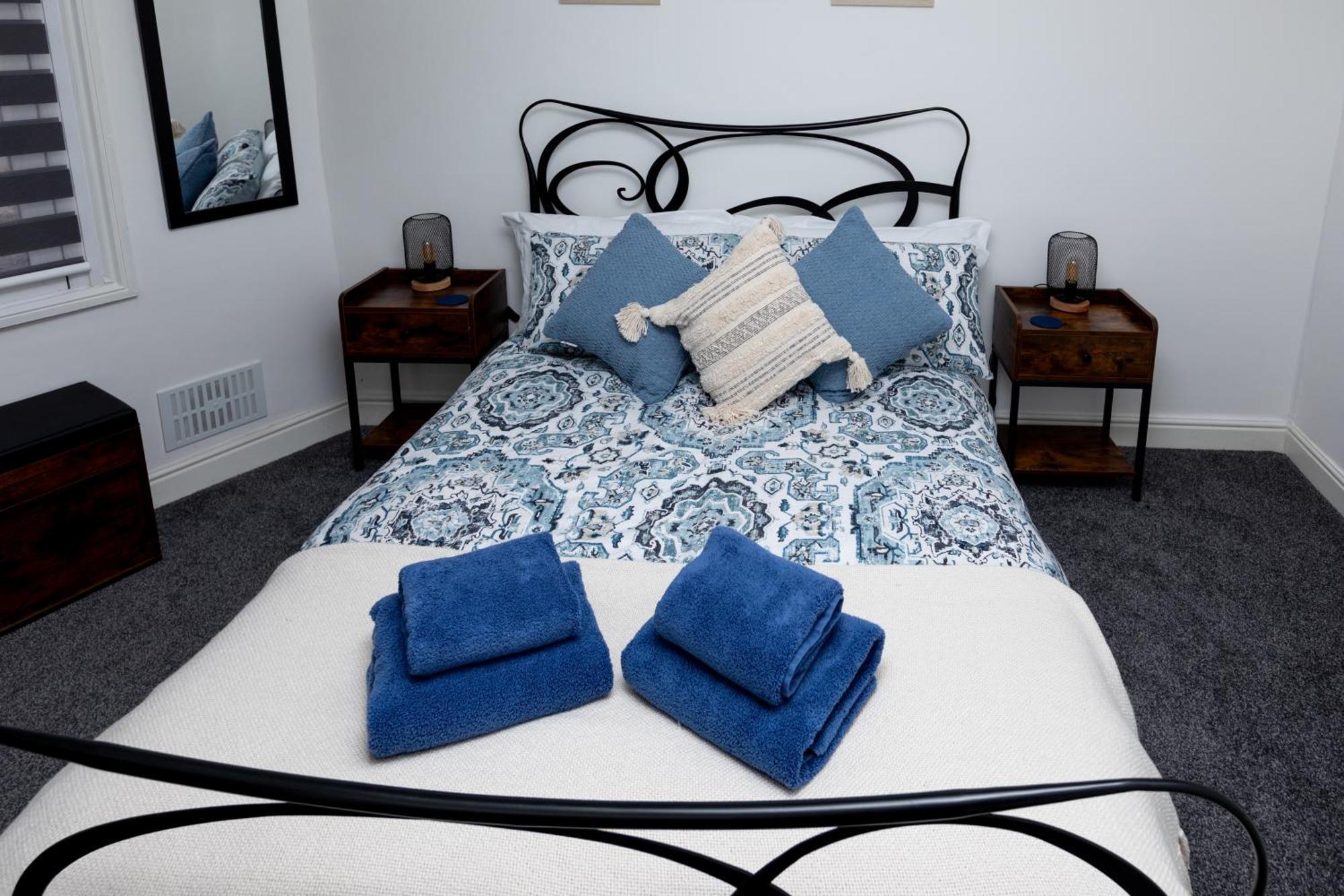 Lighthouse View: Seaside Retreat With Sky Tv And Free Parking *