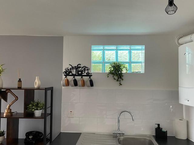 Lighthouse View: Seaside Retreat With Sky Tv And Free Parking Apartment Scarborough
