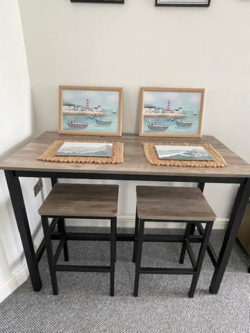 Lighthouse View: Seaside Retreat With Sky Tv And Free Parking *