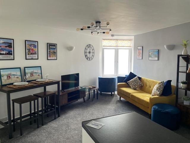 Apartment Lighthouse View: Seaside Retreat With Sky Tv And Free Parking