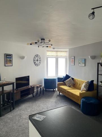 Lighthouse View: Seaside Retreat With Sky Tv And Free Parking Apartment Scarborough