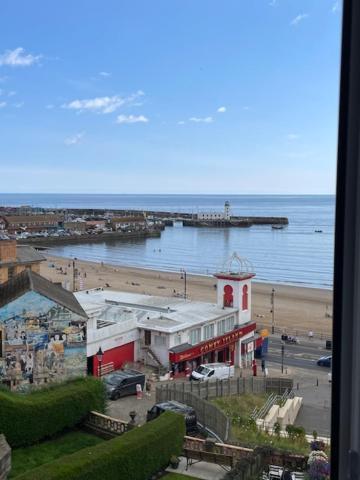 Lighthouse View: Seaside Retreat With Sky Tv And Free Parking Apartment