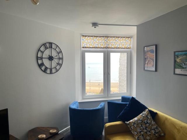Lighthouse View: Seaside Retreat With Sky Tv And Free Parking *