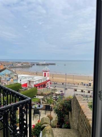 Lighthouse View: Seaside Retreat With Sky Tv And Free Parking