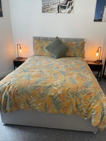 Lighthouse View: Seaside Retreat With Sky Tv And Free Parking Apartment *