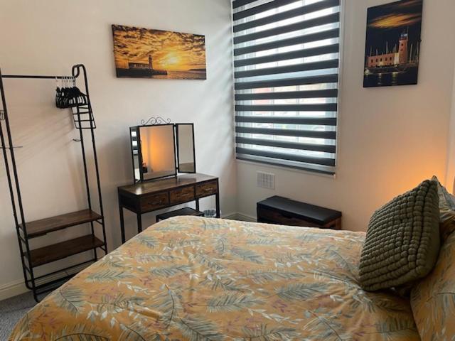 Apartment Lighthouse View: Seaside Retreat With Sky Tv And Free Parking *