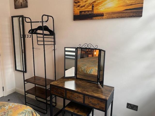 Lighthouse View: Seaside Retreat With Sky Tv And Free Parking Apartment Scarborough